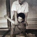 Okuyama Sensei treating a shoulder during the Koho Shiatsu therapy: Hiji o Ageru 肘を上げる (Raise Their Elbow).